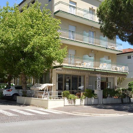 Hotel Urania à Fogliano Marina Extérieur photo