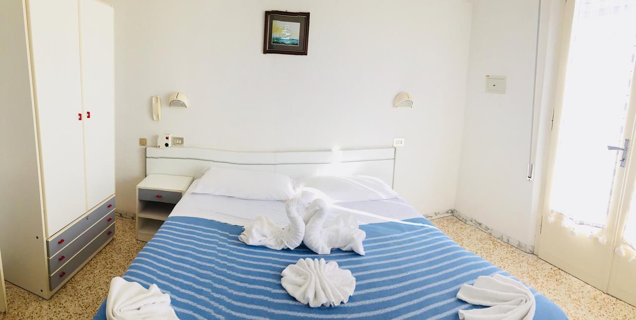 Hotel Urania à Fogliano Marina Extérieur photo