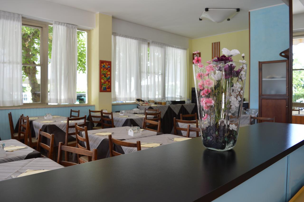 Hotel Urania à Fogliano Marina Extérieur photo